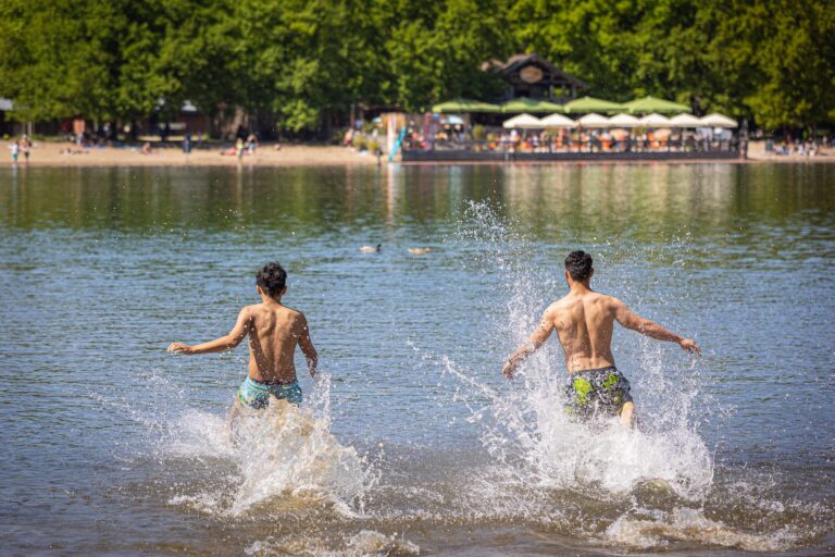 Wo kann man bedenkenlos ins Wasser hüpfen? Die EU-Umweltagentur zeigt das in ihrem jährlichen Badegewässerbericht auf. (Archivbild) Foto: Moritz Frankenberg/dpa