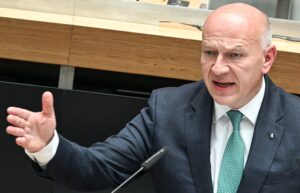 Berlins Regierender Bürgermeister Kai Wegner (CDU) will weiter Autos in der Stadt.