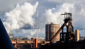 In Salzgitter läuft der Umbau zu grünem Stahl bereits seit 2023, 2025 soll die erste Anlage in Betrieb gehen.  (Archivbild)
