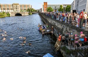 Rund 300 Menschen haben bei einer Schwimmdemo auf der Museumsinsel mitgemacht.