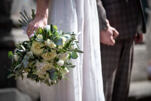 Wer nachhaltig heiraten möchte, kann auch die Gäste einbeziehen – etwa beim Organisieren von Deko oder Geschirr.
