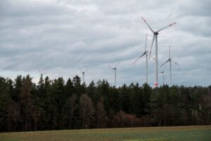 Im Süden Niedersachsens sollen Waldflächen für Windräder geöffnet werden, wie hier in Bayern. (Archivbild)