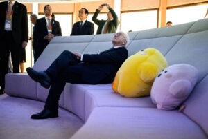 Der Bundespräsident lässt den Deutschen Pavillon auf sich wirken.