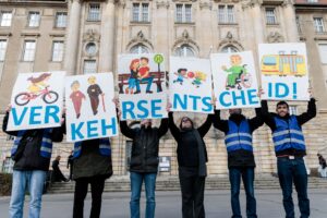 Mitglieder der Initiative «Berlin autofrei» halten vor dem Gerichtsgebäude Schilder hoch für das Wort «Verkehrsentscheid!». (Archivbild)
