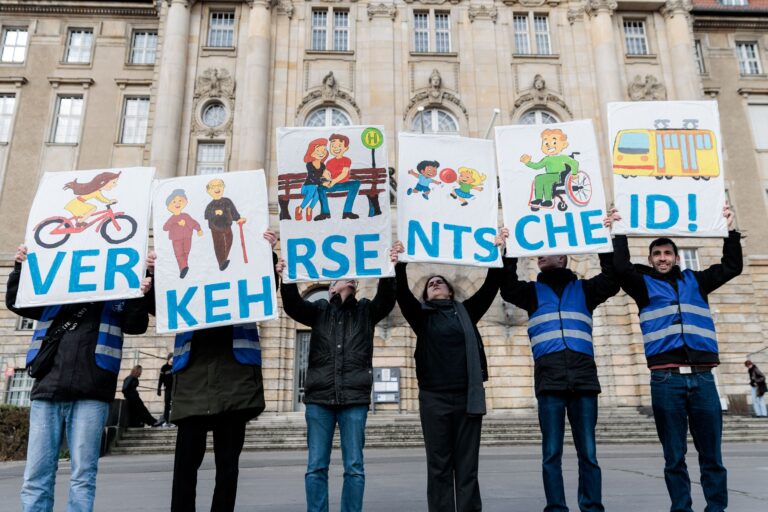 Mitglieder der Initiative «Berlin autofrei» halten vor dem Gerichtsgebäude Schilder hoch für das Wort «Verkehrsentscheid!». (Archivbild)  Foto: Carsten Koall/dpa