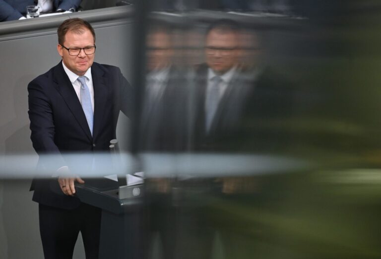 Umweltminister Carsten Schneider spricht sich für einen besseren Schutz der Weltmeere aus. (Archivbild) Foto: Katharina Kausche/dpa