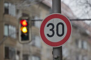 An vielen Hauptstraßen in Berlin soll Temop 30 künftig aufgehoben werden. (Archivbild)