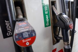Am Samstag kostete ein Liter Super E10 laut ADAC im Tagesschnitt 1,671 Euro, Diesel 1,551 Euro. Das waren jeweils 1,3 Cent mehr als am Freitag. (Archivbild)