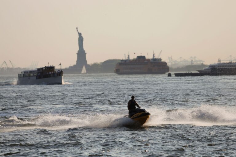 Die Sicht ist getrübt in New York - das liegt an Bränden weit entfernt Foto: Heather Khalifa/AP/dpa