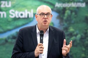 Nach der Kursänderung des Stahlkonzerns ArcelorMittal fordert Bremens Bürgermeister Andreas Bovenschulte (SPD) schnell Gespräche zwischen Unternehmen, Gewerkschaften und Politik. (Archivbild)