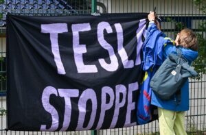 Kritiker des US-Elektroautoherstellers Tesla haben gegen die Autofabrik in Grünheide protestiert.