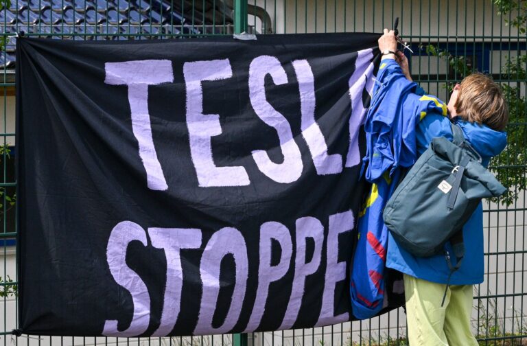 Kritiker des US-Elektroautoherstellers Tesla haben gegen die Autofabrik in Grünheide protestiert.  Foto: Jens Kalaene/dpa