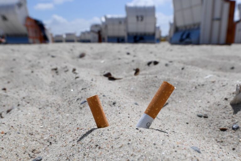 An immer mehr Strandabschnitten in Mecklenburg-Vorpommern darf nicht geraucht werden. (Symbolfoto) Foto: Carsten Rehder/dpa