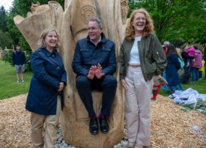 Politisches Trio im Nationalpark: Die rheinland-pfälzische Umweltministerin Eder, der rheinland-pfälzische Ministerpräsident Schweitzer und die saarländische Umweltministerin Berg (von links nach rechts).