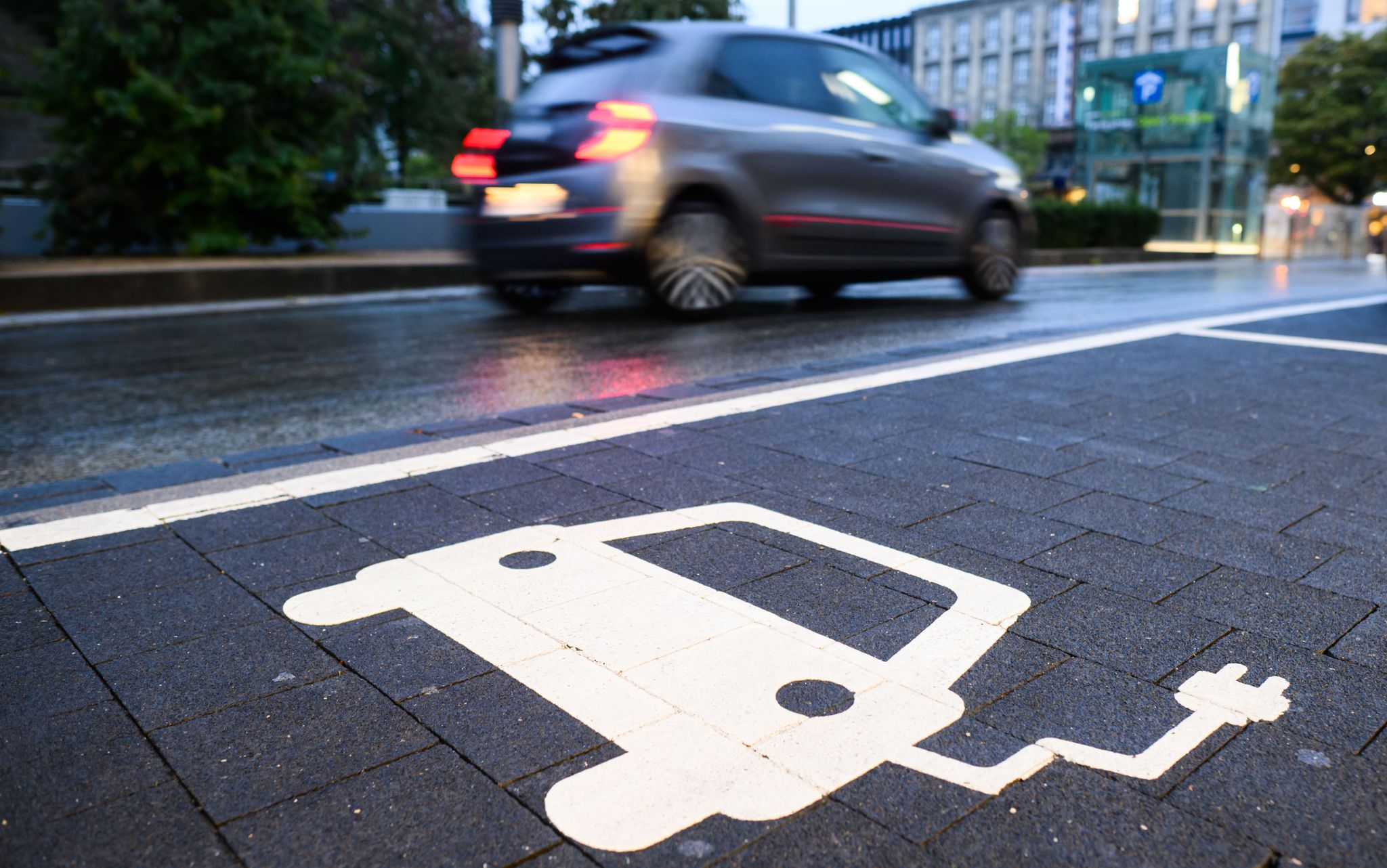 Fast 56 Millionen Autos mit Elektroantrieb weltweit