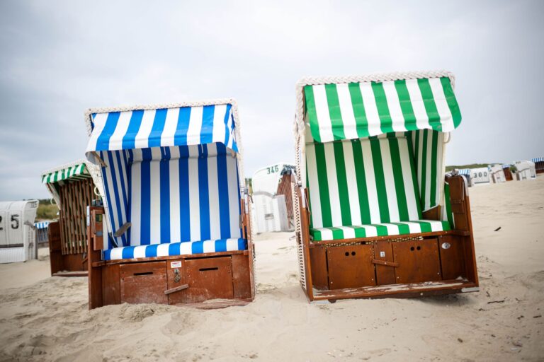 Sechs grün-weiße Strandkörbe, die aus nachhaltigen Materialien produziert sind, befinden sich in diesem Sommer am Inselstrand von Spiekeroog in einem Praxistest.  Foto: Sina Schuldt/dpa