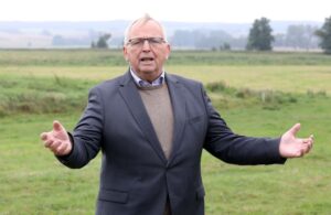 Landwirtschaftsminister Till Backhaus (SPD) will Moorschutz mit den Bauern. (Archivbild)