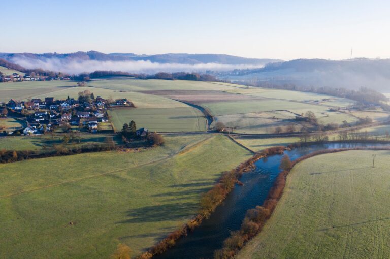 Während der Sommermonate ist die Wasserentnahme aus den Flüssen im Rhein-Sieg-Kreis verboten. (Archivbild)  Foto: Christophe Gateau/dpa