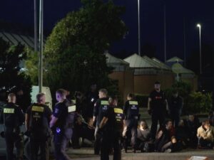 Die Polizei verhindert eine Blockadeaktion vor einer Druckerei in Berlin-Spandau.
