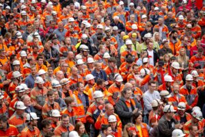 Mehr als 1.000 Beschäftigte des Bremer Stahlwerks demonstrieren.