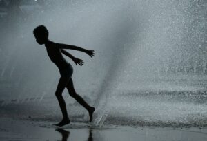 Viele suchten eine Abkühlung mit Wasser.