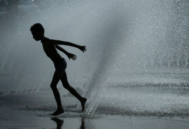 Viele suchten eine Abkühlung mit Wasser. Foto: Peter Kneffel/dpa