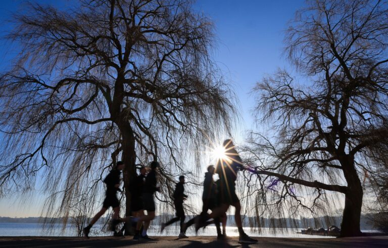 Dass es durch die Klimakrise auch in Deutschland immer wärmer wird, birgt für Sporttreibende besondere Risiken. (Symbolbild) Foto: Christian Charisius/dpa