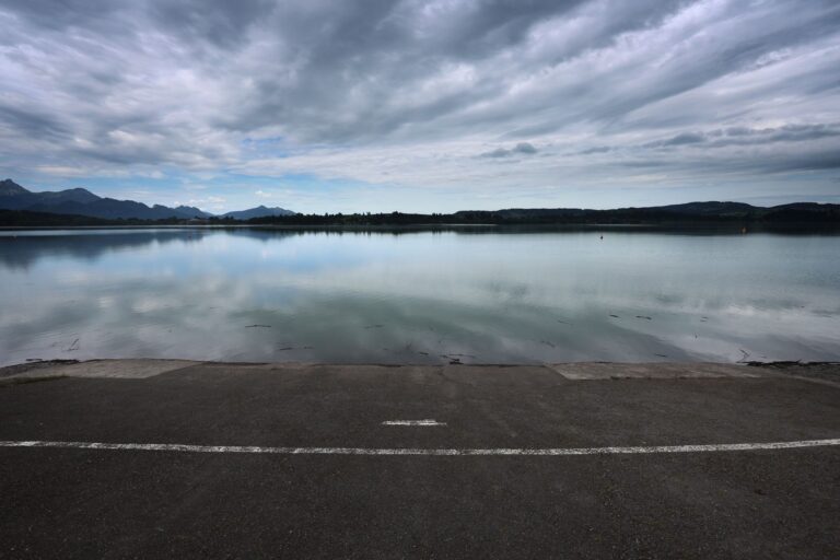 Der Forggensee ist Deutschlands größter Stausee. Foto: Karl-Josef Hildenbrand/dpa