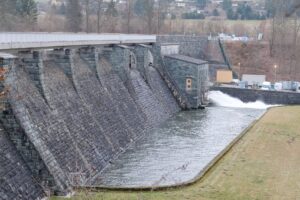 In der Talsperre wurden Wasserproben wurden entnommen. (Archivbild)