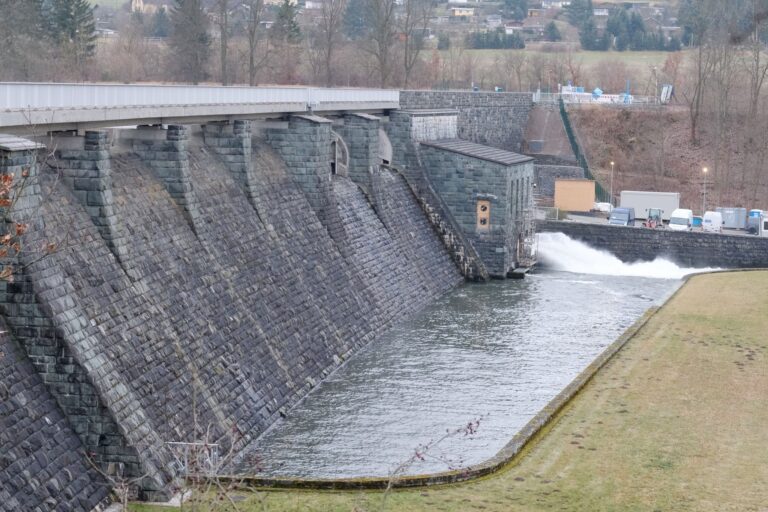 In der Talsperre wurden Wasserproben wurden entnommen. (Archivbild) Foto: Sebastian Willnow/dpa-Zentralbild/ZB