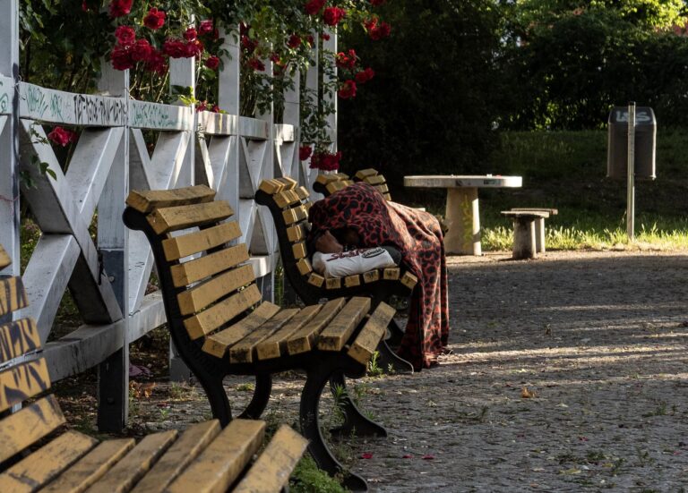 Obdachlose sind der Hitze oft hilflos ausgeliefert. (Symbolbild) Foto: Paul Zinken/dpa