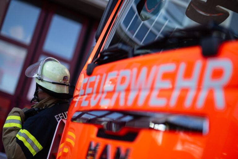 Ein tierischer Einsatz für die Feuerwehr. (Symbolbild) Foto: Marijan Murat/dpa