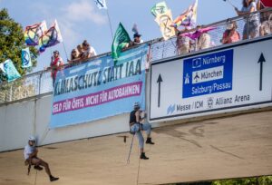 Wegen ihrer Abseilaktion standen Klimaaktivisten vor dem Amtsgericht Freising. (Archivbild)