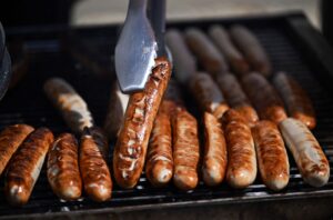 Fleisch auf dem Grill muss für viele sein. (Archivbild)