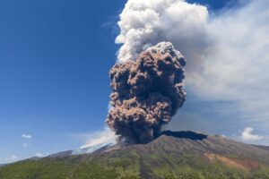 Der etwa 3.350 Meter hohe Ätna bricht mehrmals im Jahr aus und wird von Fachleuten ständig überwacht.
