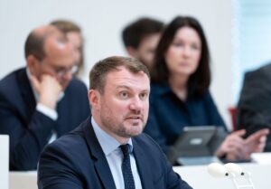 Brandenburgs Wirtschaftsminister Daniel Keller (SPD) sieht das Land bei der Senkung klimaschädlicher Gase weit vorn (Archivbild).