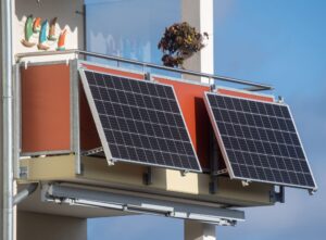 Manche Kommunen unterstützen Bürger bei der Anschaffung von Photovoltaik-Anlagen für Balkone. (Archivfoto)