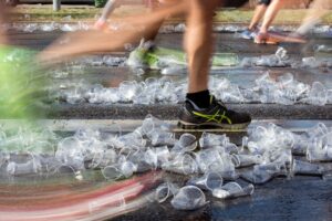 Nicht wegrennen: Auch beim Entsorgen von Bechern, Verpackungen und Equipment sollten Sportler konsequent dranbleiben.