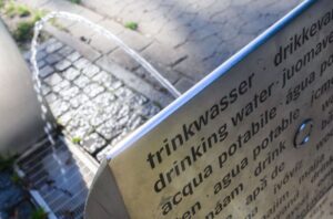 In Hannover stehen Trinkwasserspender. Die niedersächsische Landeshauptstadt schnitt im Hitze-Check der Deutschen Umwelthilfe im Mittelfeld ab. (Archivbild)