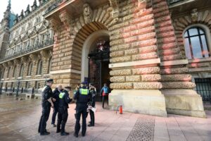 Wegen gemeinschaftlicher Sachbeschädigung am Hamburger Rathaus muss ein 26 Jahre alter Aktivist der Letzten Generation eine Geldstrafe in Höhe von 2.100 Euro bezahlen. (Archivbild)