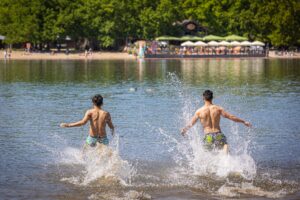 Wo kann man bedenkenlos ins Wasser hüpfen? Die EU-Umweltagentur zeigt das in ihrem jährlichen Badegewässerbericht auf. (Archivbild)