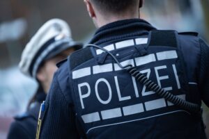 Die Polizei sucht nach einer Hundeattacke eine Frau in Offenburg. (Foto-Illustration)