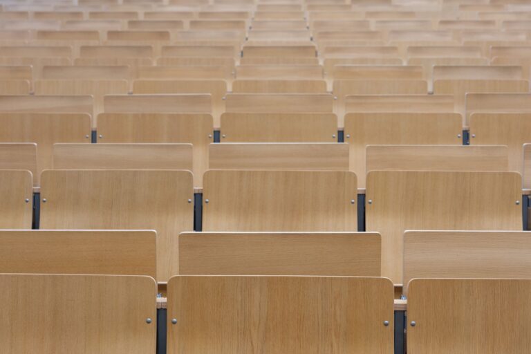 Zahlreiche Fächer und Kombinationsmöglichkeiten - bei ihrer Bewerbung an Hessens Hochschulen für das Wintersemester 2025/26 haben Studieninteressierte die Qual der Wahl. (Symbolbild) Foto: Etienne Dötsch/dpa