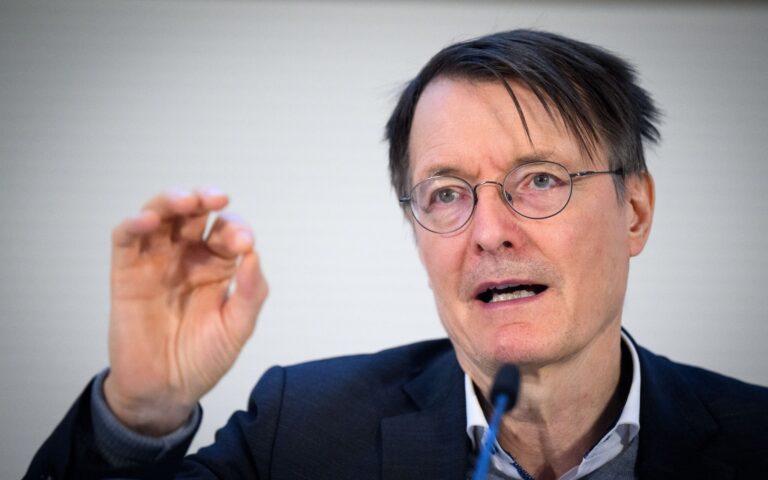 Der ehemalige Bundesgesundheitsminister Karl Lauterbach widmet sich künftig im Nebenjob in einer Kommission der WHO den gesundheitlichen Folgen des Klimawandels. (Archivbild) Foto: Bernd von Jutrczenka/dpa