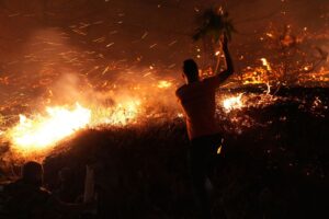 Verzweifelter Kampf gegen die Flammen auf Chios.