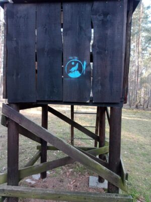 Dies ist das Logo der «Taskforce Artenschutz» an einem Hochstand.