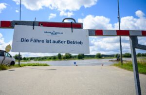 Weil die Fähre nicht die Elbe queren kann, bringt ein Kanu-Verleih Menschen ans andere Ufer. (Archivfoto)