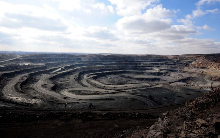 Wichtige Metalle, die etwa hier in der Bayan-Obo-Mine für seltene Erden in der Inneren Mongolei abgebaut werden, braucht auch die deutsche Industrie - etwa für Sensoren oder Elektromotoren. (Archivbild)  Foto: Ren Junchuan/Xinhua via ZUMA Wire/dpa