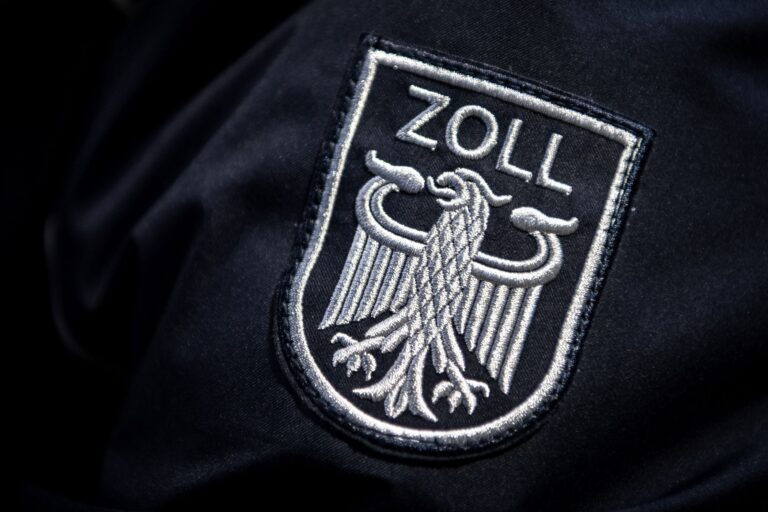 Die Paketsendungen wurden vom Kölner Zoll kontrolliert. (Symbolbild) Foto: Sina Schuldt/dpa