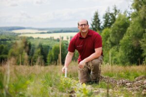 Förster Sebastian Gräf setzt auf einen Mix an Maßnahmen, damit auf freien Flächen wieder Wald wächst.
